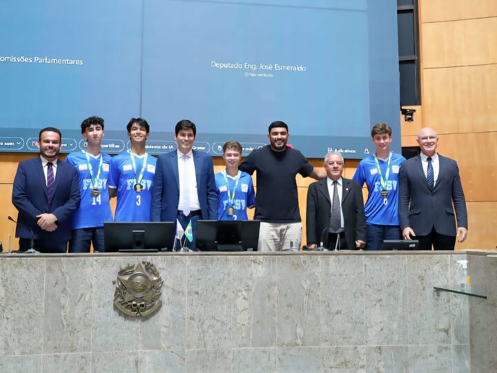 Mazinho homenageia atletas capixabas de volta à elite do vôlei sub-16