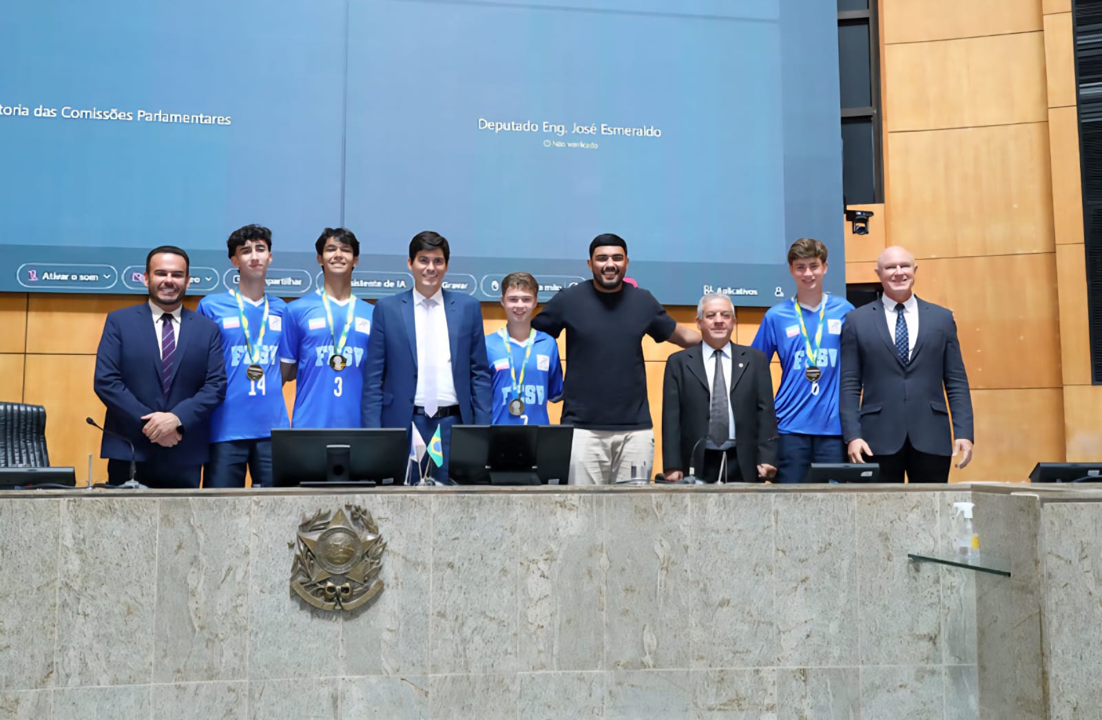 Mazinho homenageia atletas capixabas de volta à elite do vôlei sub-16