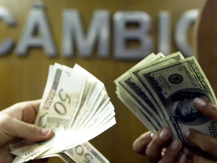 Dólar fecha em queda após conversa entre Lula e Trump; bolsa recua com realização de lucros