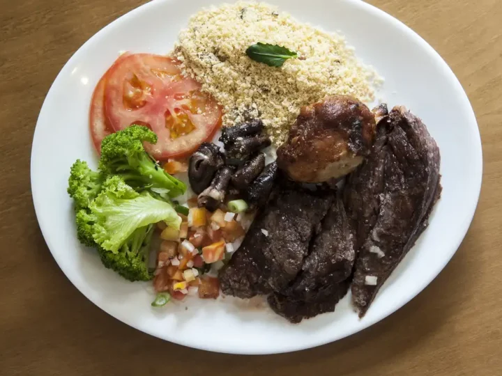 Insegurança alimentar grave no Brasil cai quase 20% em um ano, aponta IBGE