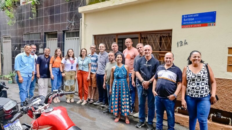 Pazolini entrega presente de Natal antecipado para novo morador da Praia do Suá