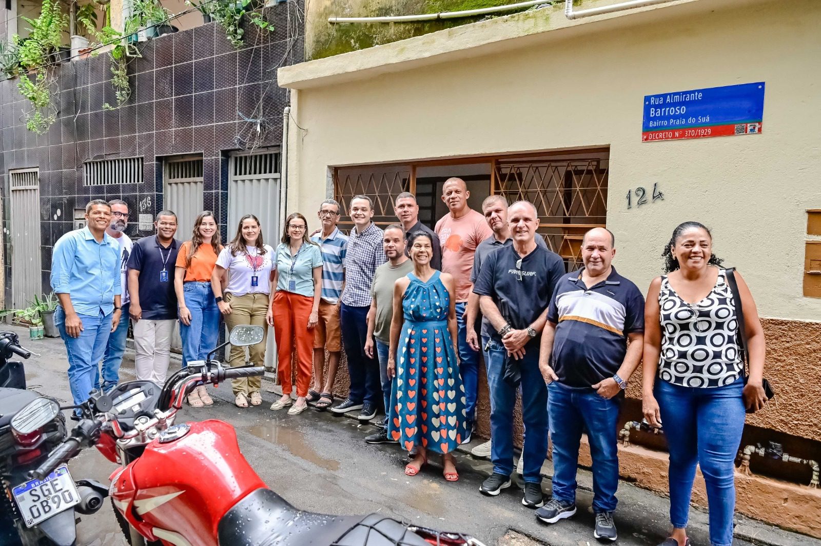 Pazolini entrega presente de Natal antecipado para novo morador da Praia do Suá