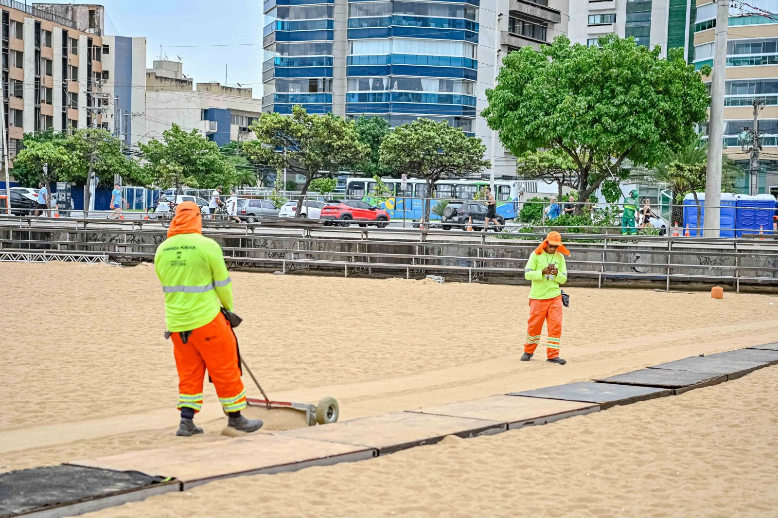 Limpeza on em Vitória tem serviços intensificados durante o verão