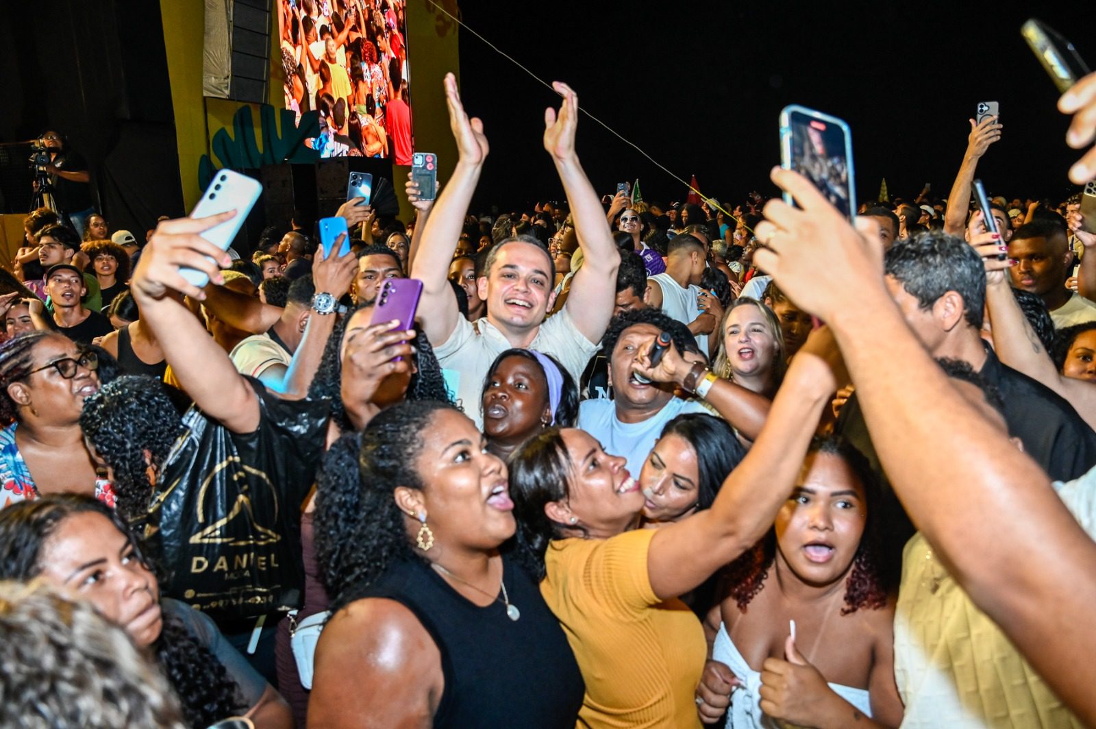 Prefeito do povo: Pazolini canta sucessos de Suel e Pele Morena com mais de 80 mil pessoas nas areias da Camburi