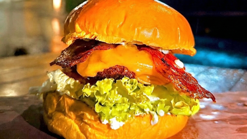 No coração de Vitória, Brasa Burguer conquista clientes com blend artesanal na brasa e cerveja estupidamente gelada