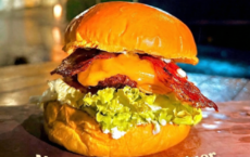 No coração de Vitória, Brasa Burguer conquista clientes com blend artesanal na brasa e cerveja estupidamente gelada