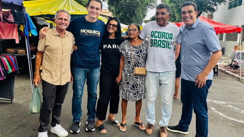 Lorenzo Pazolini caminha na Feira do Bairro República e amplia articulação com lideranças da região