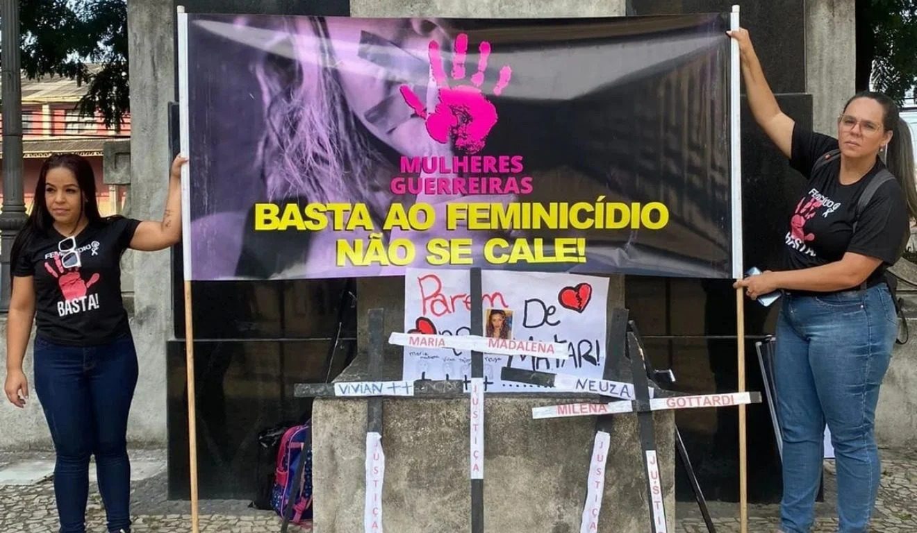 Ato em Camburi usa sapatos vazios para dar rosto às vítimas de feminicídio