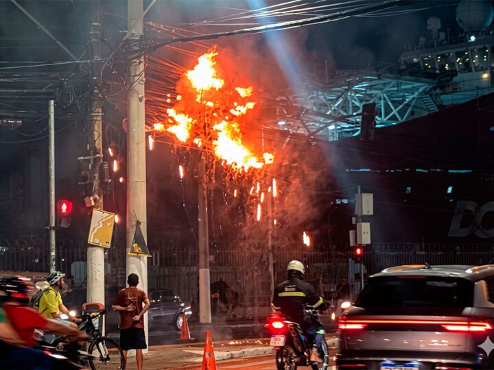 Vídeo mostra fiação pegando fogo em frente ao Palácio Anchieta no Centro de Vitória