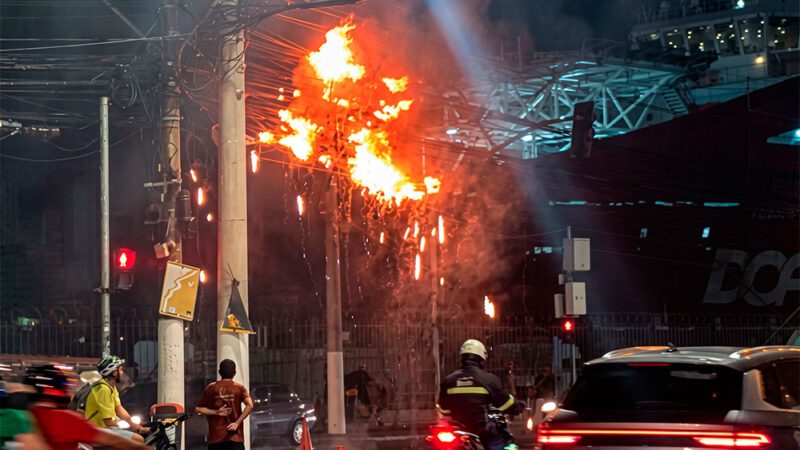 Vídeo mostra fiação pegando fogo em frente ao Palácio Anchieta no Centro de Vitória
