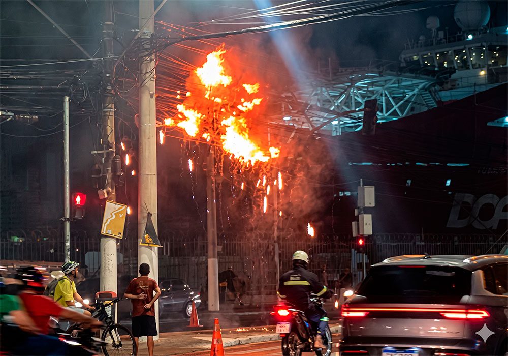 Vídeo mostra fiação pegando fogo em frente ao Palácio Anchieta no Centro de Vitória
