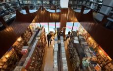 Livraria de dois andares reabre no Centro de Vitória, viraliza nas redes e vira novo ponto de encontro