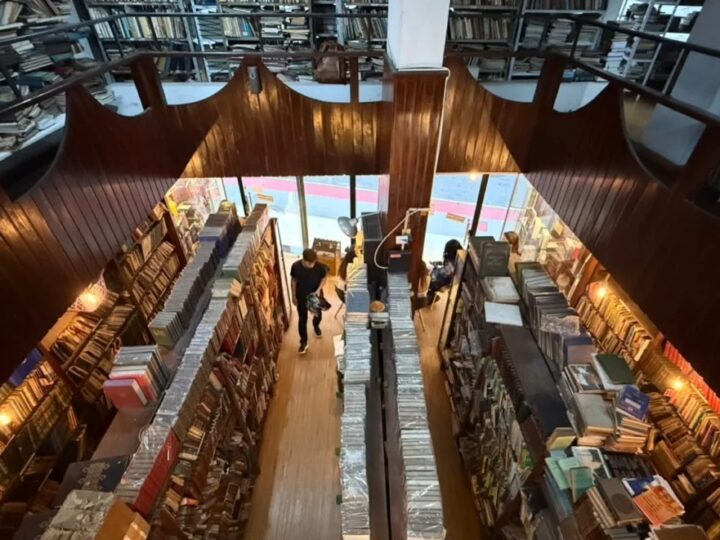 Livraria de dois andares reabre no Centro de Vitória, viraliza nas redes e vira novo ponto de encontro