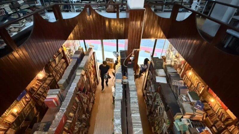 Livraria de dois andares reabre no Centro de Vitória, viraliza nas redes e vira novo ponto de encontro