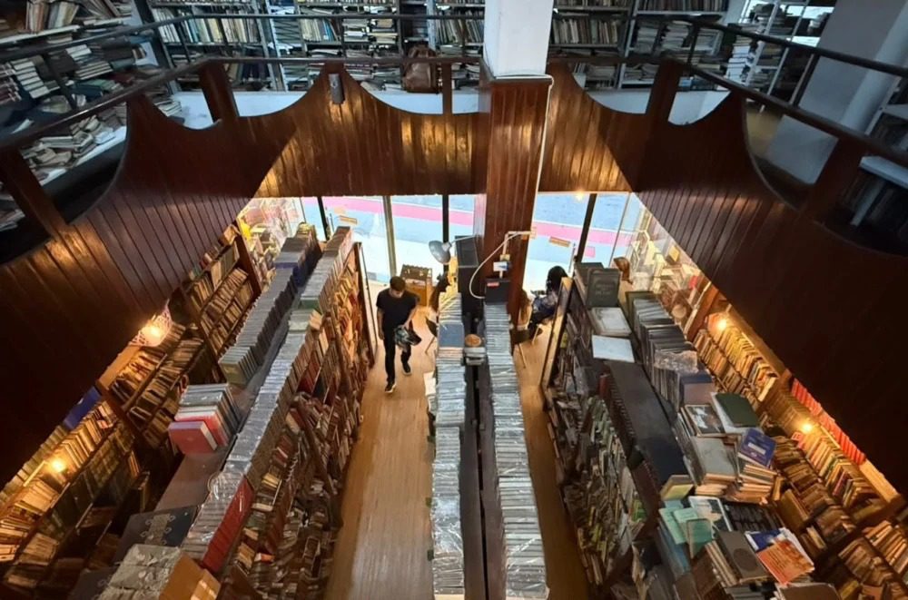 Livraria de dois andares reabre no Centro de Vitória, viraliza nas redes e vira novo ponto de encontro