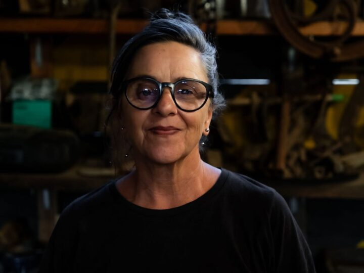“Entre Tempo e Coisas”: Rosana Paste celebra 40 anos de produção artística com exposição inédita no MAES