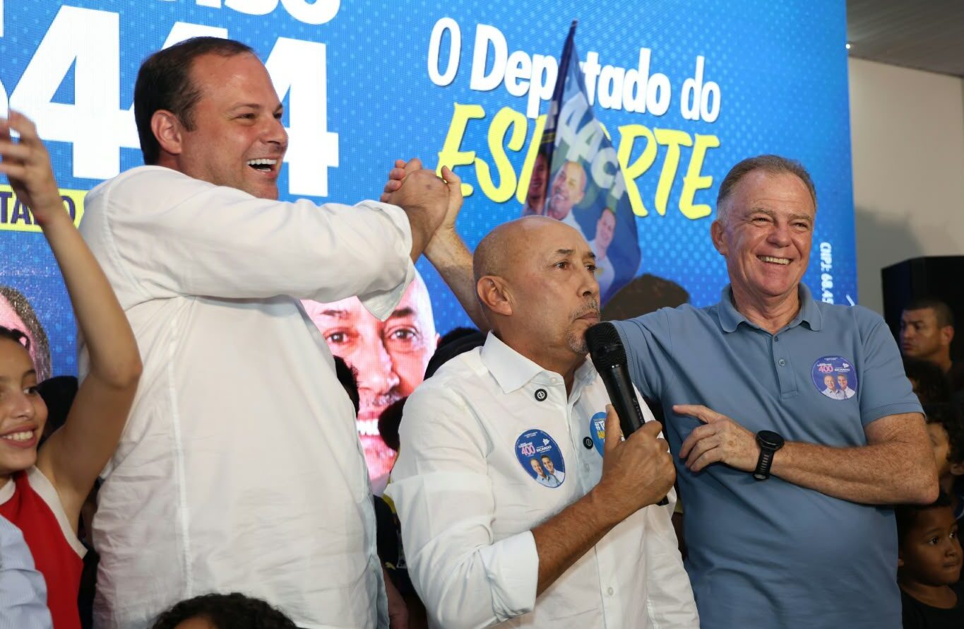 Com Dr. Victor Linhalis, Ferraço e Casagrande, Anadelso lança candidatura com palanque de peso