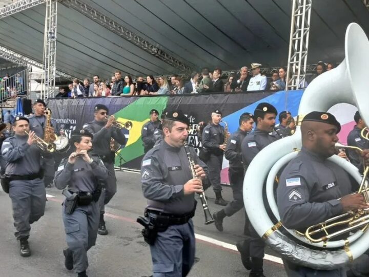 Desfile cívico-militar celebra Independência e movimenta a Beira-Mar no Centro de Vitória