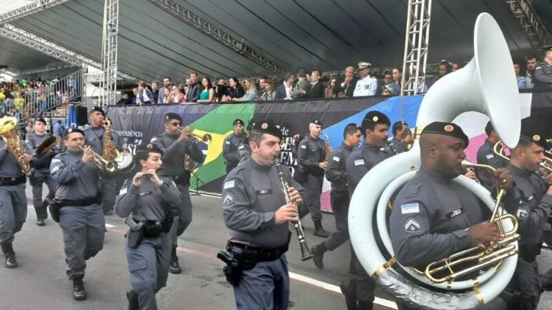 Desfile cívico-militar celebra Independência e movimenta a Beira-Mar no Centro de Vitória