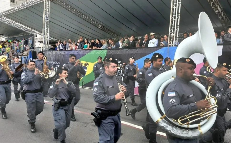 Desfile cívico-militar celebra Independência e movimenta a Beira-Mar no Centro de Vitória