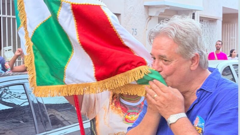 Luiz Paulo participa do desfile de rua da Jucutuquara e revive sua contribuição para o Carnaval de Vitória