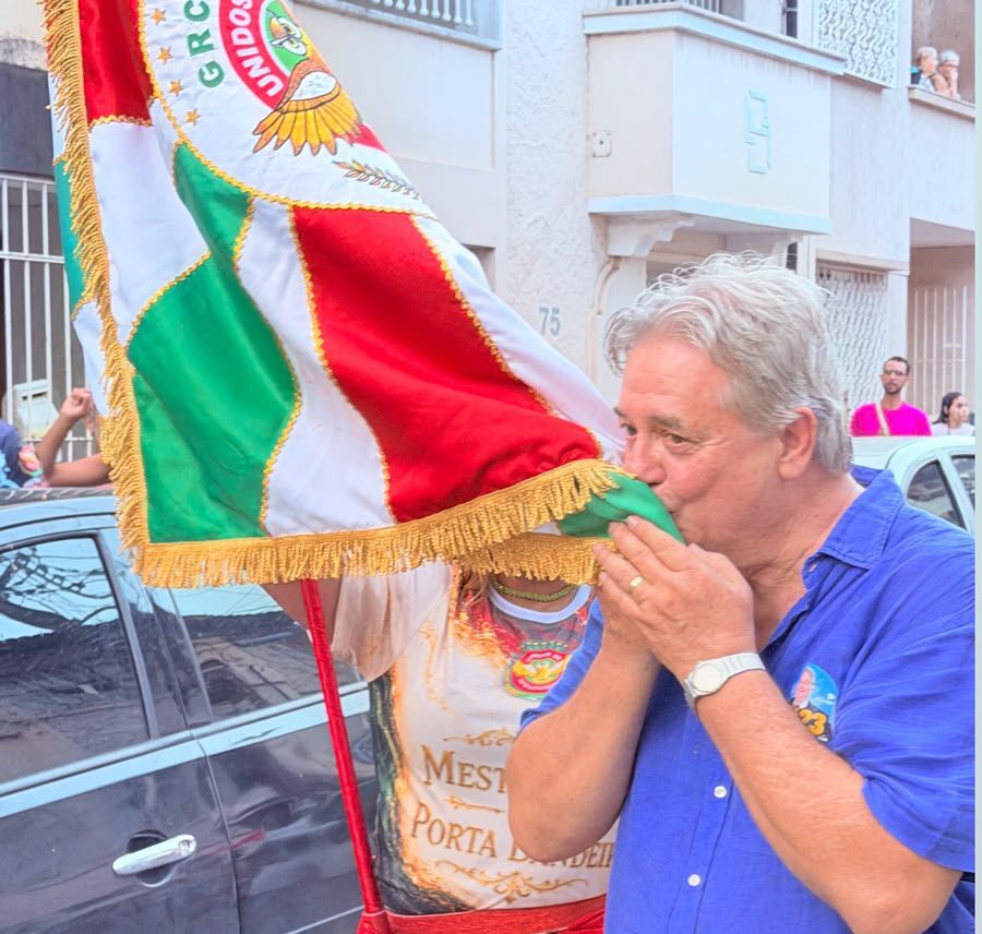 Luiz Paulo participa do desfile de rua da Jucutuquara e revive sua contribuição para o Carnaval de Vitória