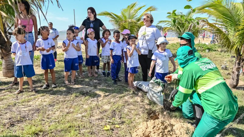 Mãos na terra: crianças de Vitória celebram a primavera plantando novas árvores no Parque Barão de Monjardim