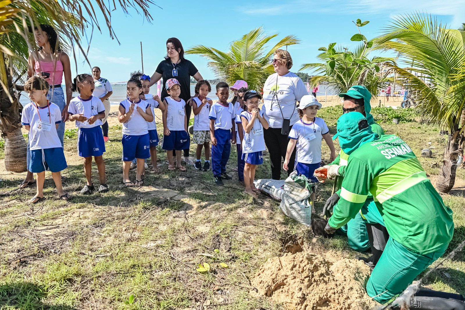 Mãos na terra: crianças de Vitória celebram a primavera plantando novas árvores no Parque Barão de Monjardim
