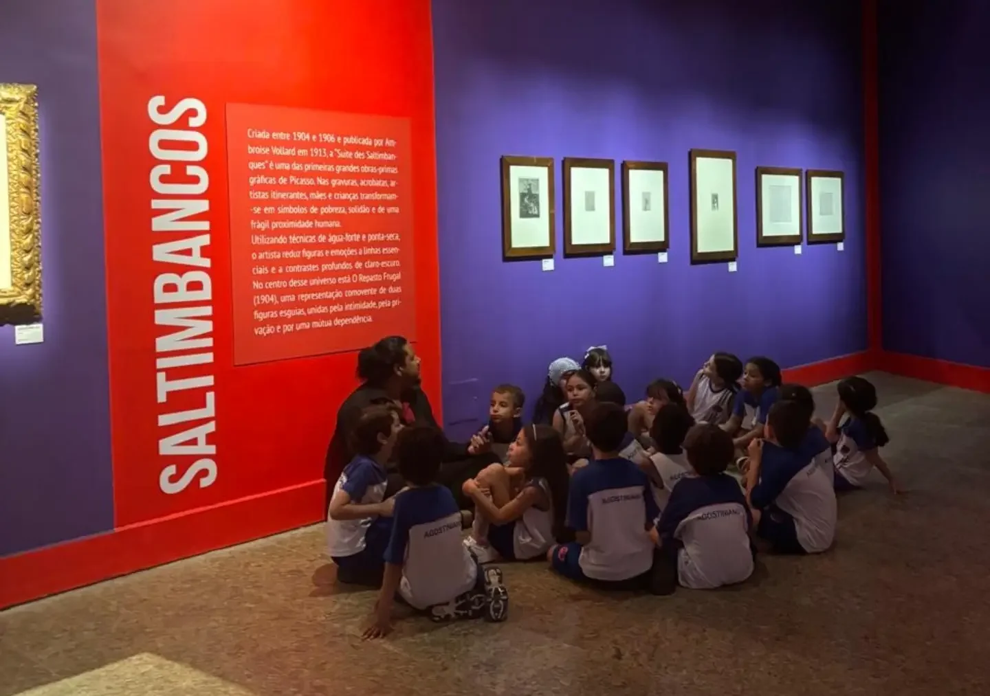 Alunos do Centro Educacional Agostiniano mergulham no universo de Picasso em visita a exposição no Palácio Anchieta