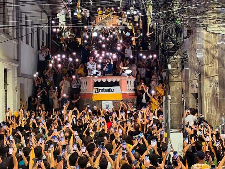 Reta final pega fogo: candidato à Presidência Renan Santos lota Escadaria Maria Ortiz em ato no Centro de Vitória