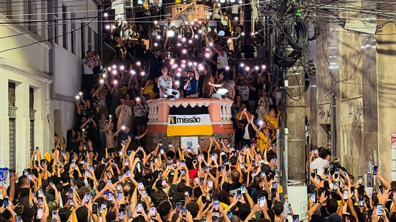 Reta final pega fogo: candidato à Presidência Renan Santos lota Escadaria Maria Ortiz em ato no Centro de Vitória