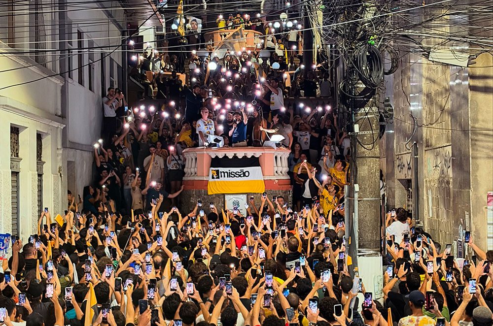 Reta final pega fogo: candidato à Presidência Renan Santos lota Escadaria Maria Ortiz em ato no Centro de Vitória