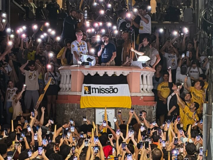 Reta final pega fogo: candidato à Presidência Renan Santos lota Escadaria Maria Ortiz em ato no Centro de Vitória