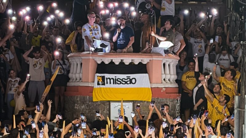 Reta final pega fogo: candidato à Presidência Renan Santos lota Escadaria Maria Ortiz em ato no Centro de Vitória