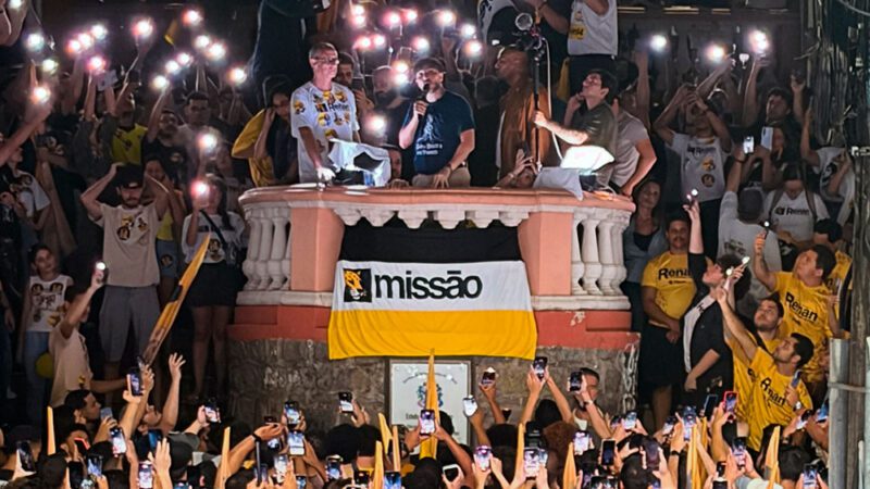 Reta final pega fogo: candidato à Presidência Renan Santos lota Escadaria Maria Ortiz em ato no Centro de Vitória
