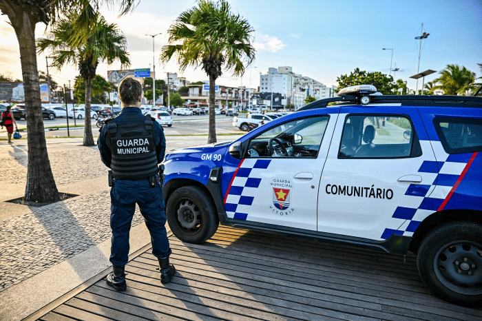Adolescente foge a nado depois de furtar bicicleta e acaba apreendido pela Guarda de Vitória