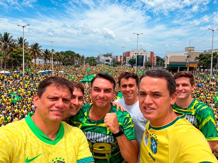 Mesmo com previsão de chuva, multidão comparece ao Blocão 22 e surpreende pela dimensão do evento em Vitória