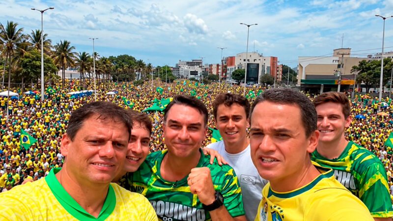 Mesmo com previsão de chuva, multidão comparece ao Blocão 22 e surpreende pela dimensão do evento em Vitória