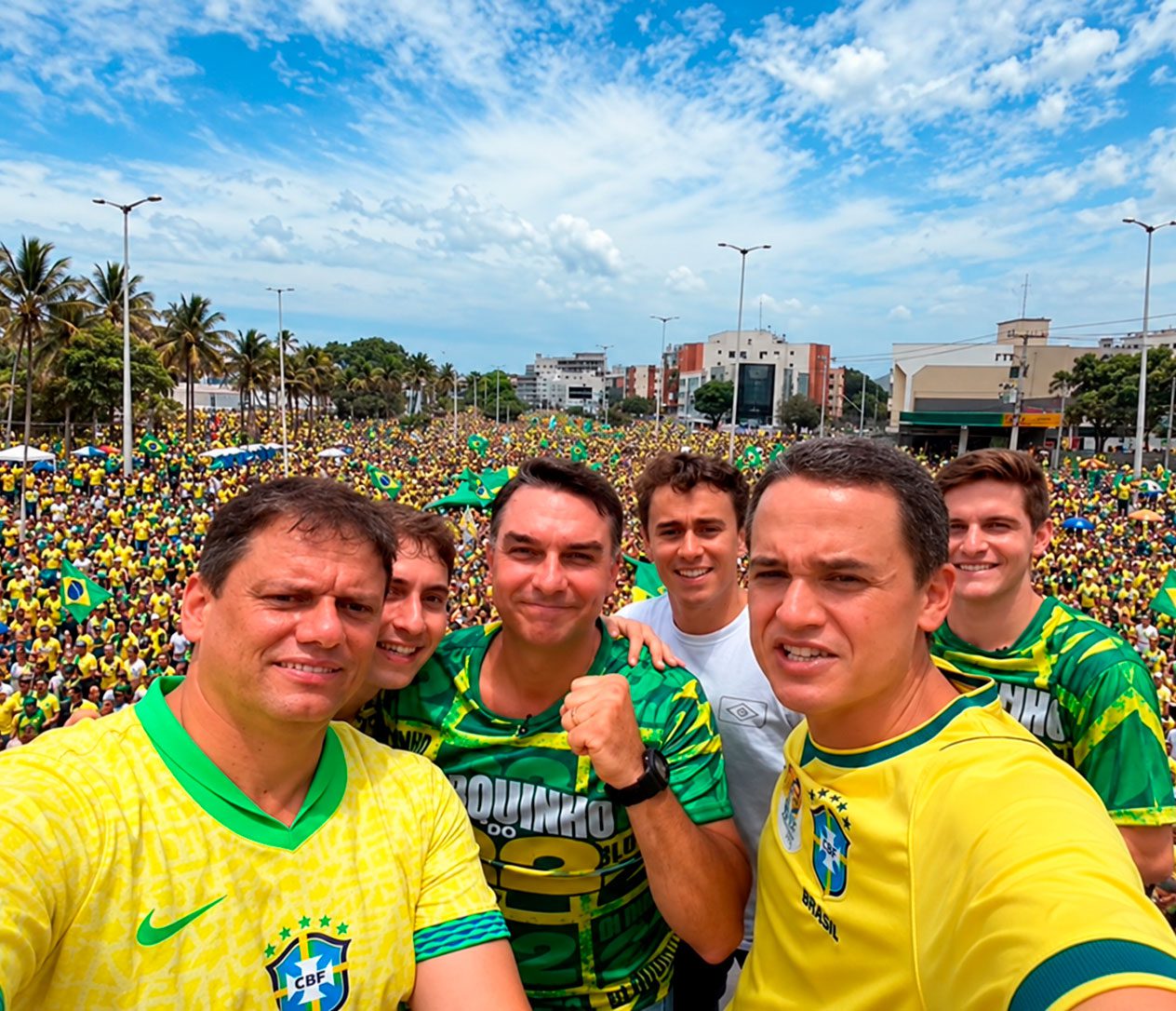 Mesmo com previsão de chuva, multidão comparece ao Blocão 22 e surpreende pela dimensão do evento em Vitória