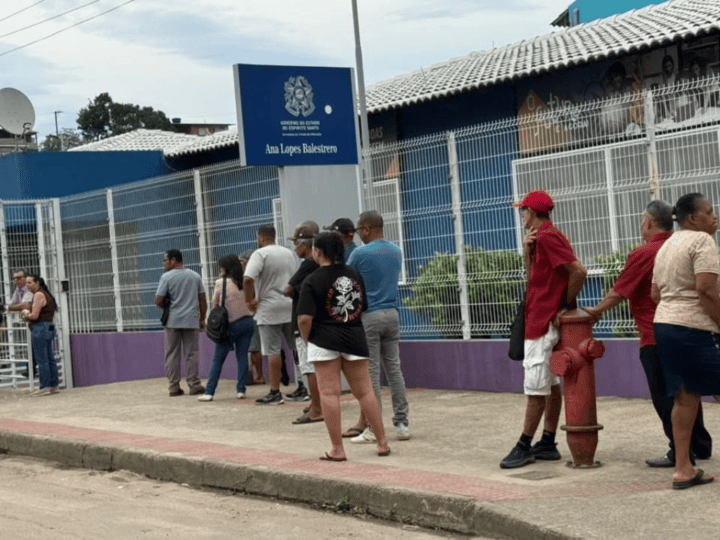 Eleitores chegam cedo e formam filas antes do início da votação em Vitória