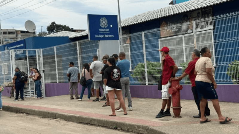 Eleitores chegam cedo e formam filas antes do início da votação em Vitória
