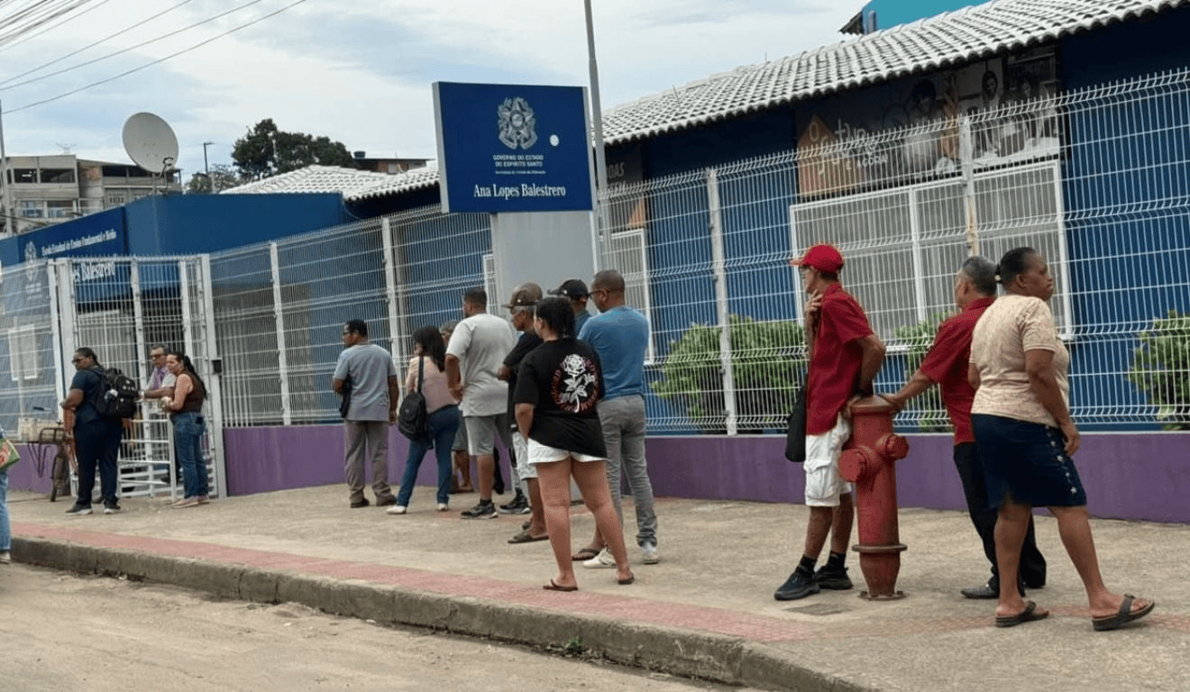 Eleitores chegam cedo e formam filas antes do início da votação em Vitória