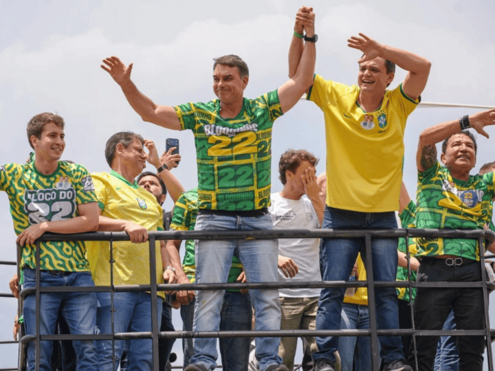 Flávio Bolsonaro realiza ato com apoiadores em Vitória
