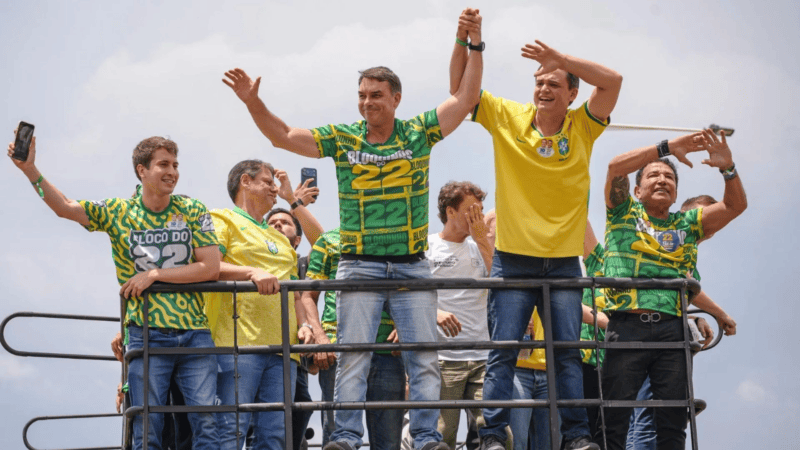 Flávio Bolsonaro realiza ato com apoiadores em Vitória