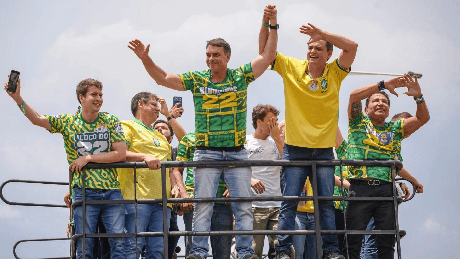 Flávio Bolsonaro realiza ato com apoiadores em Vitória