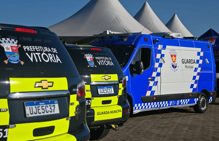 Guarda de Vitória recebe novas viaturas, motocicletas e 180 pistolas para reforçar segurança