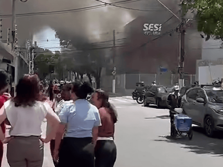 Incêndio no Sesi Cultura assusta pais e moradores em Vitória