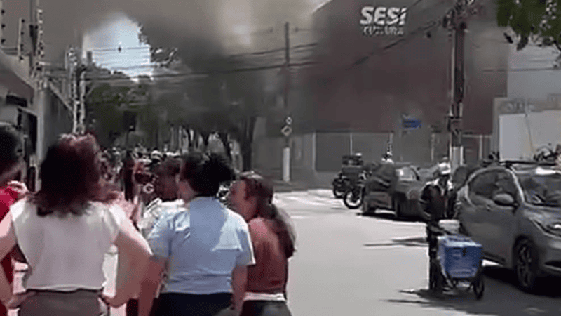 Incêndio no Sesi Cultura assusta pais e moradores em Vitória