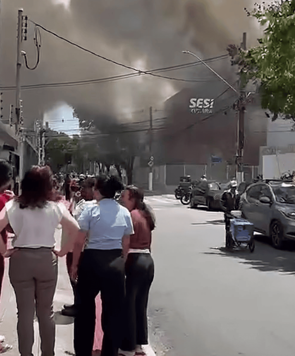 Incêndio no Sesi Cultura assusta pais e moradores em Vitória