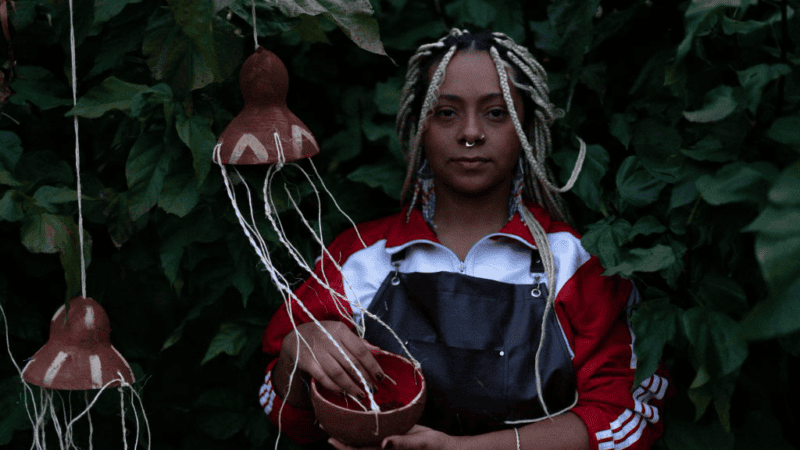 Ione Reis leva memórias afro-indígenas à Galeria Homero Massena